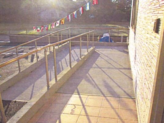 広々とした施設の中庭