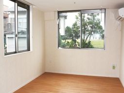 明るい窓とフローリングの居室