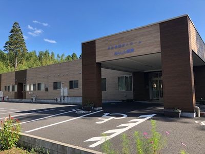 広い駐車場の建物外観