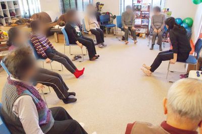 椅子を囲む集団体操の様子