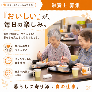 食事を楽しむ高齢者の食堂  