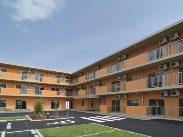 オレンジ色の外観 外観 ゆったりとした駐車スペースがあり、明るい色彩の建物が心地よい印象を与えます。