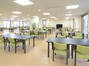 広々とした明るい食堂