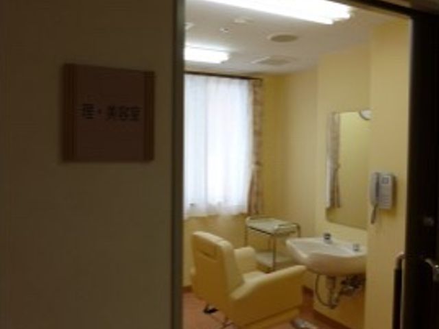 洗練された理美容室 理美容室 ゆったりとした椅子が備えられた清潔な理容室です。スタイリッシュな空間で気分も新たになれます。