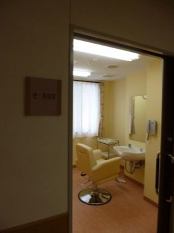 洗練された理美容室 理美容室 ゆったりとした椅子が備えられた清潔な理容室です。スタイリッシュな空間で気分も新たになれます。