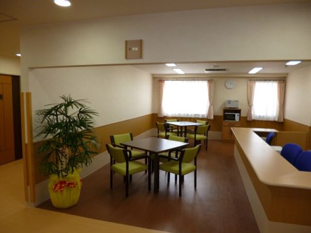 共用スペースの落ち着いた風景 談話コーナー 温かみのある色使いの食堂です。ここでは共に食事を楽しみ、コミュニケーションを図ることができます。