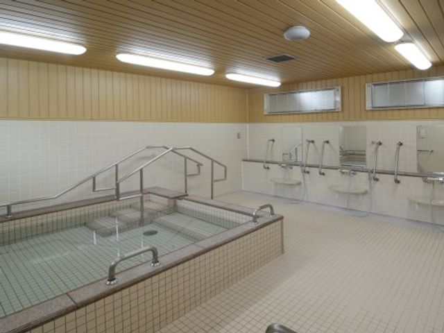 広々とした清潔な浴室 大浴場 手すり付きで安全に配慮された、ゆったりとした浴室です。リラックスして日々の疲れを癒せる空間となっています。