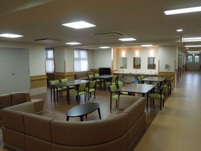 明るい広々とした食堂