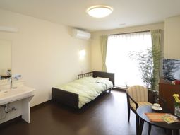 明るい個室の居室