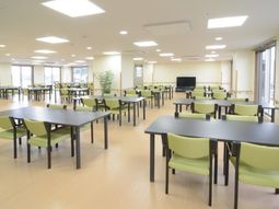 明るい食堂の様子