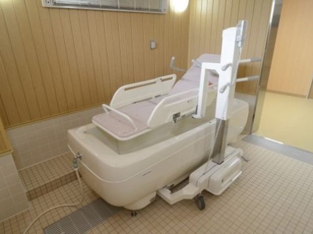 バリアフリー設計の浴室 機械浴室 最新の設備を整えた清潔な浴室です。利用者様の安全と快適さを考慮した設計になっております。