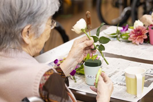 生け花を楽しむ利用者  