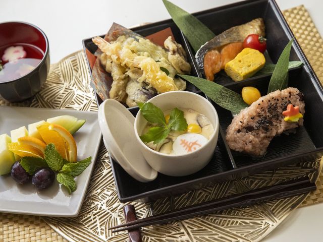 彩り豊かな食事 料理   天ぷらや焼き魚、果物までそろった彩りのよい食事です。見た目も楽しく、食事時間が待ち遠しくなりそうです。
