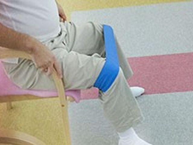 エクササイズ中の人 機能訓練室 座った状態でリハビリに取り組む様子です。安心して運動できる環境が整っています。