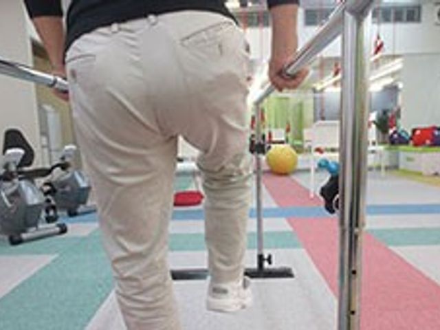 リハビリの様子訓練室 機能訓練室 リハビリが行える機能訓練室です。専門スタッフのサポートで、安心して体を動かせます。