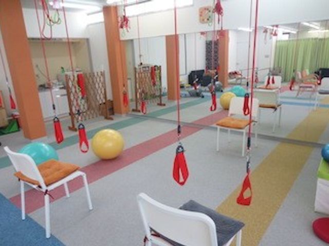 機能訓練の部屋 機能訓練室 明るい空間で、リハビリに必要な設備が整っています。カラフルな道具が使われていますので、リラックスして取り組めます。