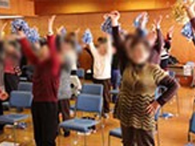 体操をする人々の部屋 多目的室 明るい空間で多くの人々が健康体操を楽しんでいます。共同活動がしやすい環境です。