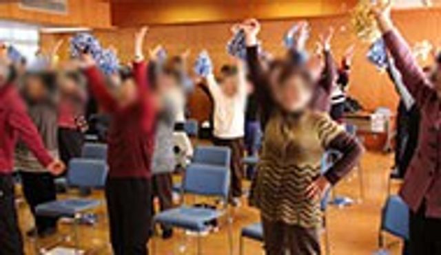 体操をする人々の部屋 多目的室 明るい空間で多くの人々が健康体操を楽しんでいます。共同活動がしやすい環境です。