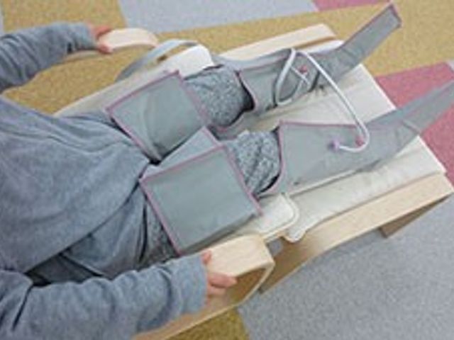 機能訓練の様子 機能訓練室 リラックスした雰囲気で行える機能訓練です。快適さを重視した設備が整っています。