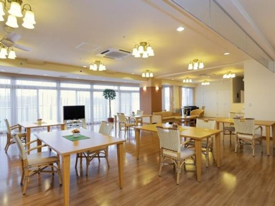 広々とした明るい食堂