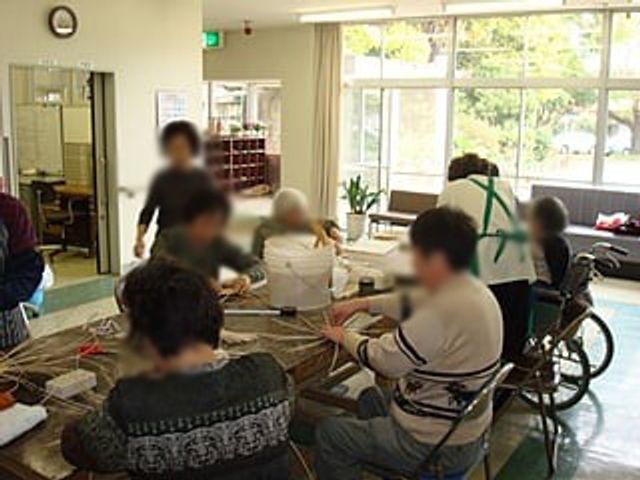 自然光が入る明るい空間 ラウンジ 明るい空間の中、利用者同士がテーブルを囲んで活動しています。リラックスできる雰囲気です。