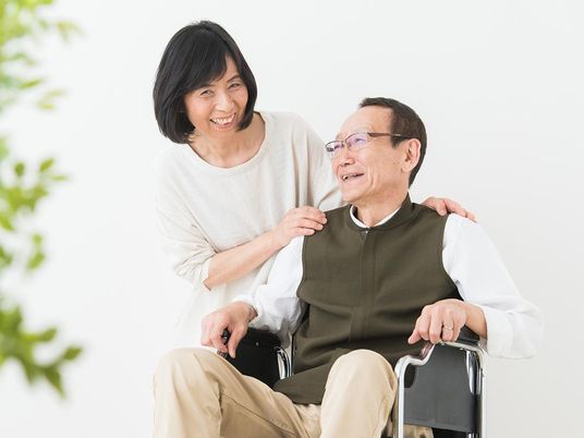 笑顔の高齢者とスタッフ