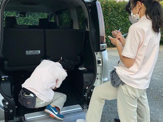 車両点検の様子  