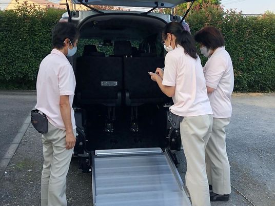 車いす車両の確認をする職員  