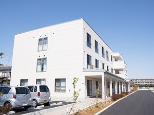 白い建物の外観  