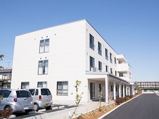 白い建物の外観  