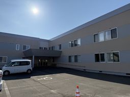 広い駐車場の外観