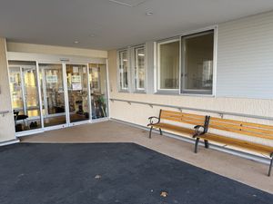 広いベンチのある入口