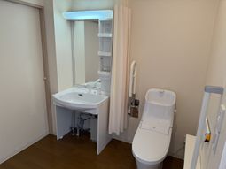 広く清潔なトイレ
