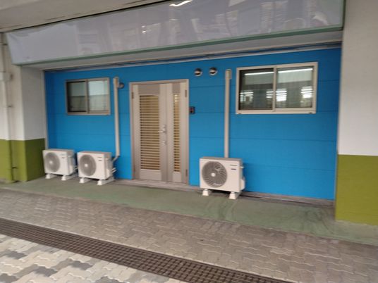 青い壁の出入口  