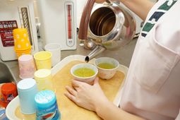 お茶を注ぐ手仕事
