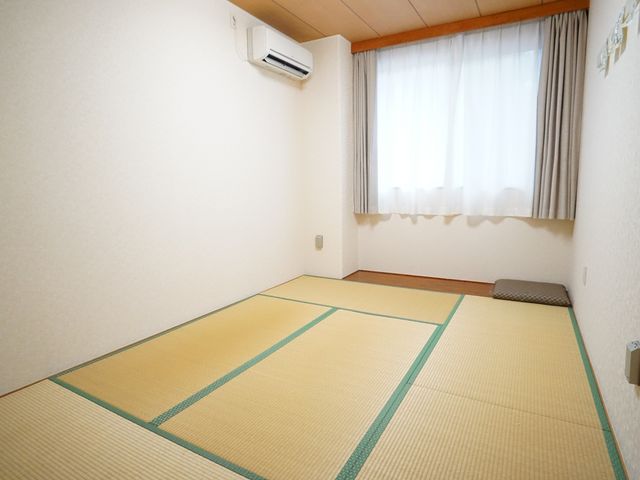 清潔な和室の居室 居室 落ち着いた雰囲気の居室には、エアコンが設置され、快適な生活空間が整っています。周囲は静かで、日々の安らぎを感じられる場所です。