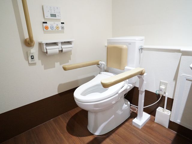バリアフリートイレ設備 トイレ 手すり付きの安全なトイレで、利用者の移動も容易です。清潔感あふれる空間で利用者の快適性を重視しています。