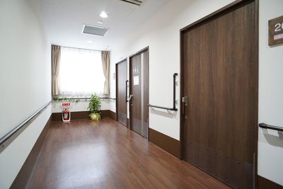 手すり付きの明るい廊下