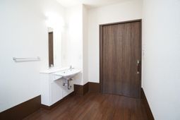 洗面台と木目調のドア