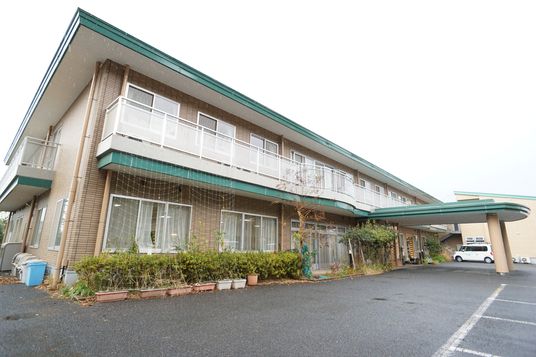 広々とした施設の外観