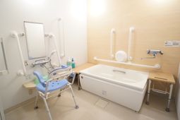 バリアフリーの洗面浴室