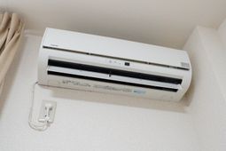 壁掛けエアコンと温度調節器
