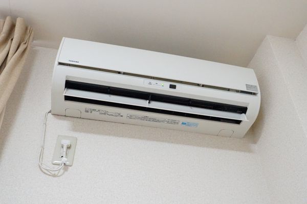 壁掛けエアコンと温度調節器