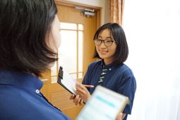 スタッフ同士の会話シーン