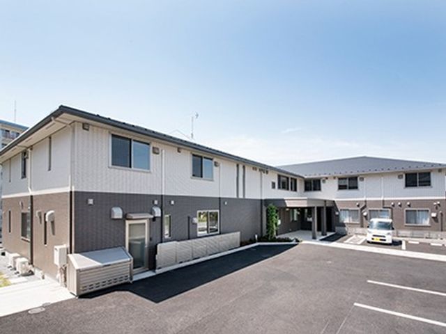 施設の外観 外観   明るい外観の建物で、前面にゆとりある駐車スペースが見えます。出入りしやすい動線があり、働く場としても確認しやすい環境です。