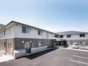 建物外観と駐車場  