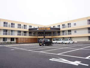 黄色い建物の外観