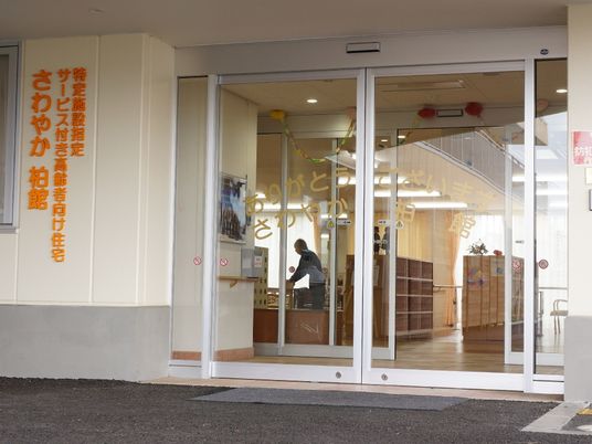 幅広入口の施設エントランス