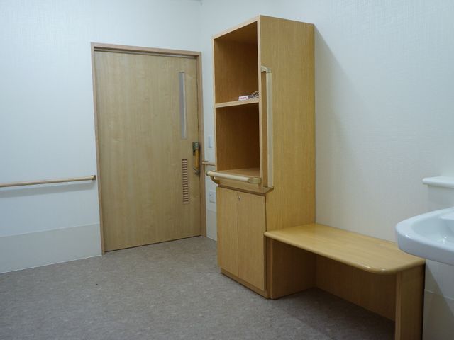 洋室の居室ドアと洗面台