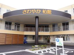 エントランスの明るい建物